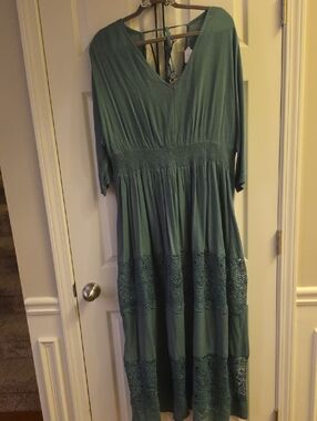 Women's Green V-Neck Maxi Dress with Lace Panels